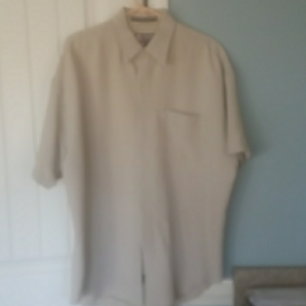 Short sleeved shirt.